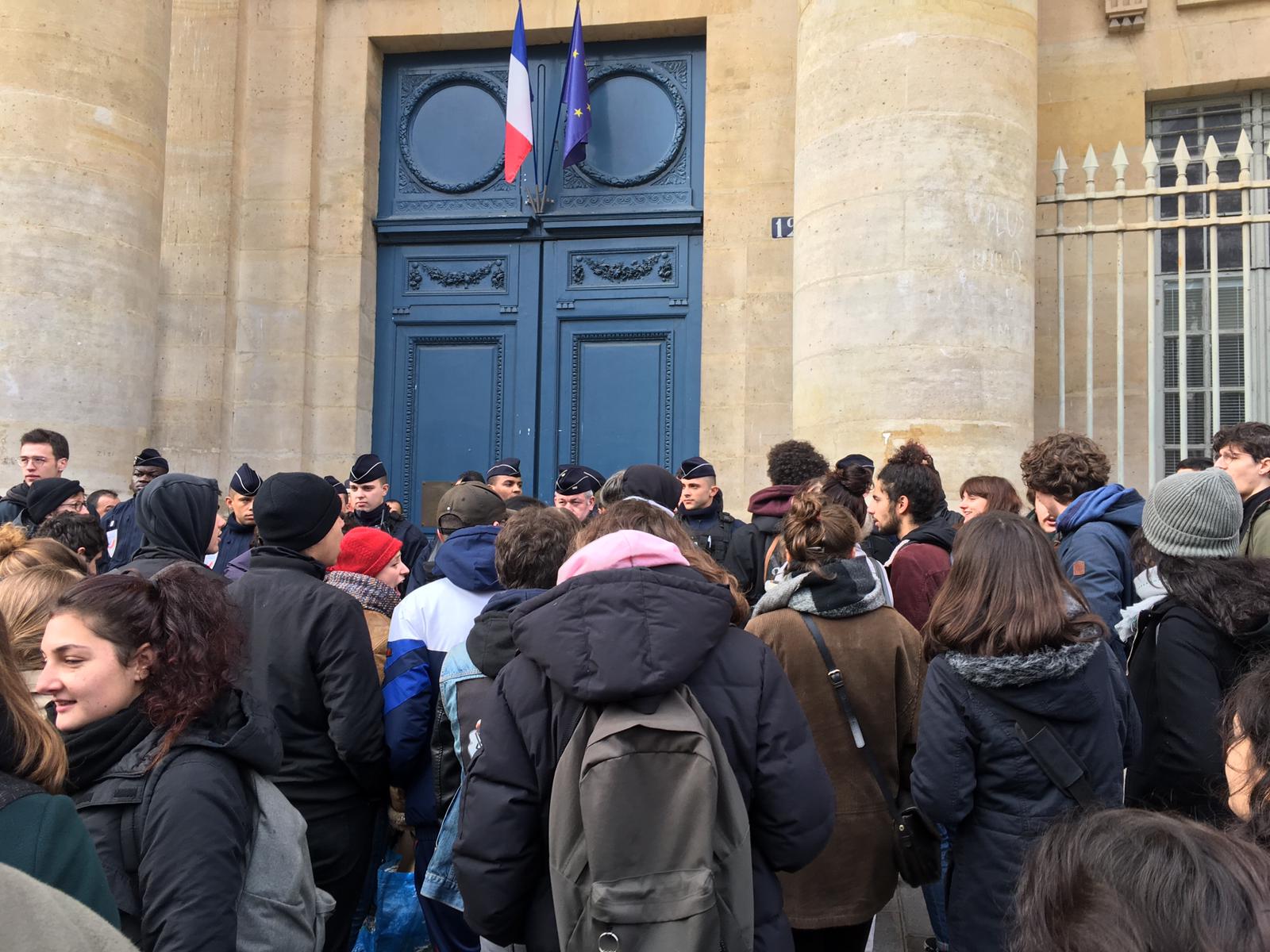 Chercheurs et étudiants mobilisés contre le président du CNRS : demande de démission